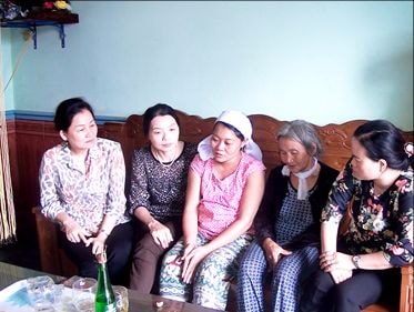 Hội LHPN Việt Nam trao quà 7 gia đình bị thiệt hại do bão số 10