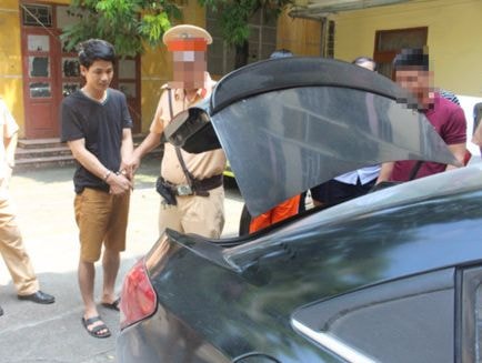 Đi biển xanh giả, mang thẻ thanh tra giao thông chạy cảnh sát