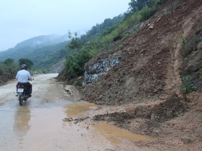 Đường thi công dang dở, người dân thấp thỏm lo sạt lở