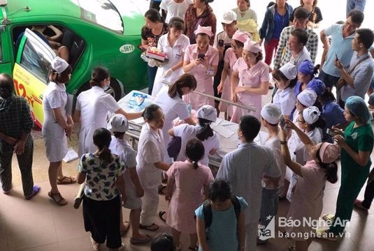 Hy hữu: Chồng làm bà đỡ giúp vợ vượt cạn trên xe taxi ở Nghệ An