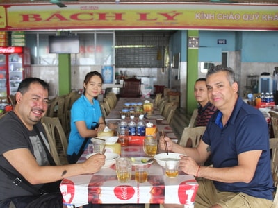 Đại biểu APEC thích thú với cảnh quan và ẩm thực biển Cửa Lò