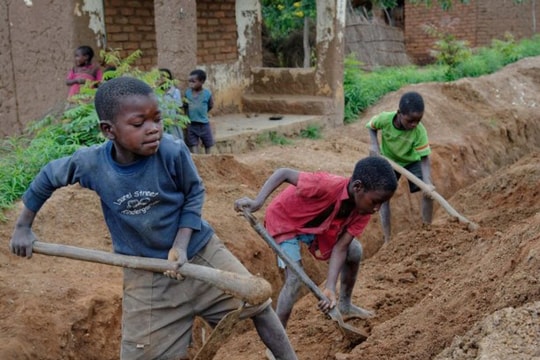 Những hình ảnh đáng thương trẻ em khắp thế giới mưu sinh