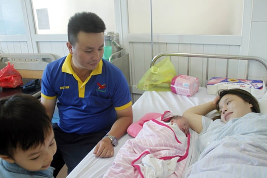 Ông bố - bà đỡ 'đỉnh nhất năm' ở Nghệ An và tài xế taxi nói về câu chuyện hy hữu