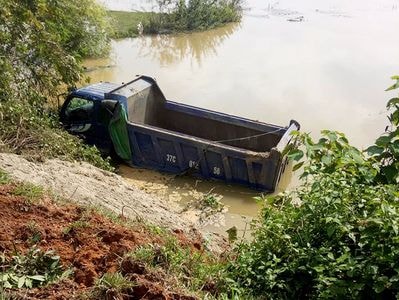 Tránh xe khách, xe tải mất lái lao xuống khe