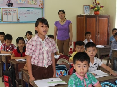 Cô bé lớp 3 một mình chăm bà ngoại