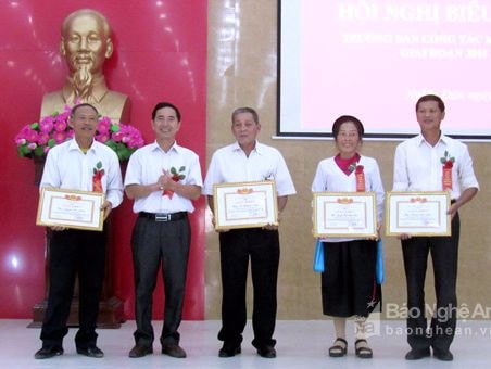 Nghĩa Đàn biểu dương 54 trưởng ban công tác mặt trận giỏi
