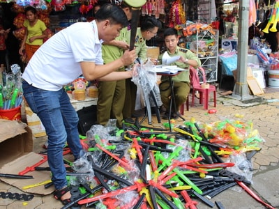 Qùy Hợp: Tiêu hủy 238 đồ chơi trẻ em kích động bạo lực