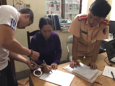 Bị bắt khi mang 32kg thuốc nổ đi tiêu thụ