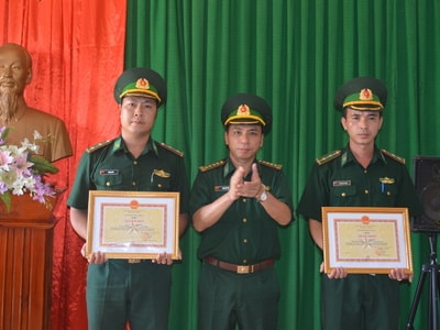 Khen thưởng chuyên án bắt đối tượng cùng 2.400 viên hồng phiến