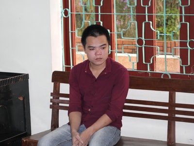 Đôi bạn rủ nhau bắt xe buýt đi mua ma túy