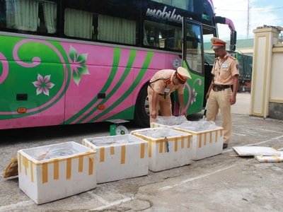 203kg da bò bốc mùi bị bắt giữ trên đường ra Thanh Hóa