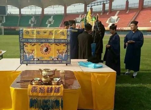 Kỳ lạ: CLB Trung Quốc 'lập đàn cầu thắng' trên sân cỏ