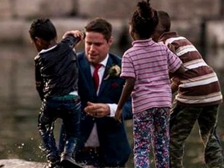 Chú rể nhảy xuống sông cứu người khi đang chụp ảnh cưới