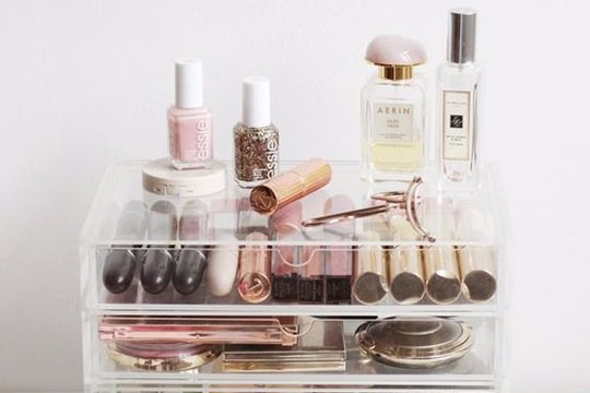 Ý tưởng sắp xếp bàn trang điểm gọn gàng, tiện lợi
