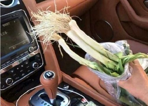 Va chạm với xe sang, chủ xe ba gác đem hành lá 'bồi thường'