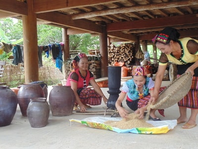 Nơi cả làng làm rượu cần