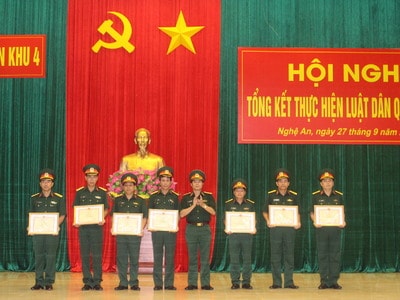 16 tập thể, 22 cá nhân được khen thưởng trong thực hiện Luật Dân quân tự vệ