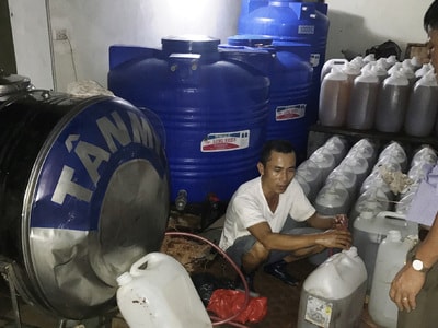 Mua dầu ăn trôi nổi, dán nhãn Tường An, bán ra thị trường 500 lít/ngày