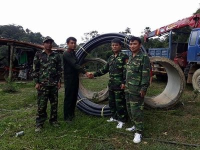 Biên phòng Nghệ An hỗ trợ ống nước sinh hoạt cho Chốt Biên phòng Lào