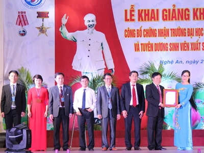 Trao giấy chứng nhận đạt tiêu chuẩn chất lượng giáo dục cho Trường Đại học Vinh