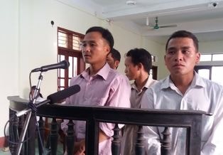 Cán bộ địa chính vào tù vì thuê trai bản vào rừng chặt gỗ quý