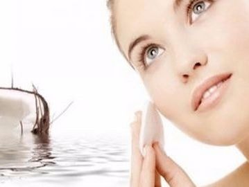 Nước dừa loại bỏ dầu thừa cho da