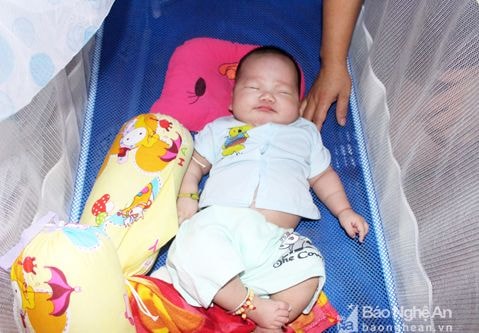 Con gái chủ tịch xã nhường việc nuôi cháu bé 2 tháng tuổi bị bỏ rơi