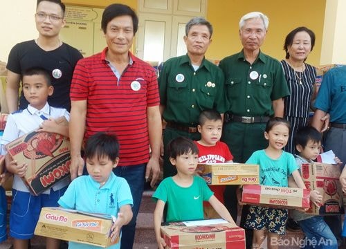 Trao 100 suất quà cho học sinh vùng bão TX.Cửa Lò