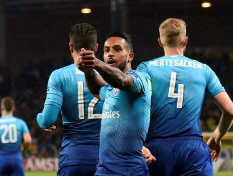 Walcott lập cú đúp, Arsenal giữ ngôi đầu với chiến thắng đậm