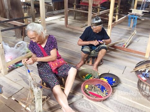 Nông dân Tương Dương được dạy nghề dệt thổ cẩm