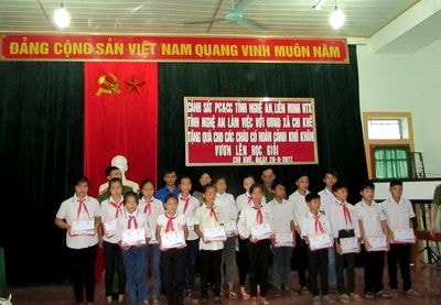 40 suất quà trao tặng học sinh nghèo Con Cuông