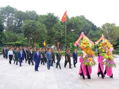 Thứ trưởng Bộ Quốc phòng Việt Nam và Lào dâng hoa tại Khu di tích Kim Liên
