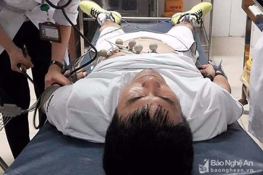 HLV Nguyễn Hữu Thắng phải vào viện cấp cứu