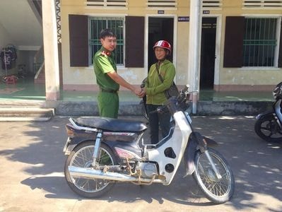 Công an trao trả 10 xe máy bị mất cắp cho người dân