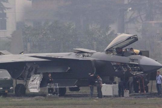 TQ chính thức đưa tiêm kích tàng hình J-20 vào biên chế: Chấp F-22 và F-35 "bu bám"?