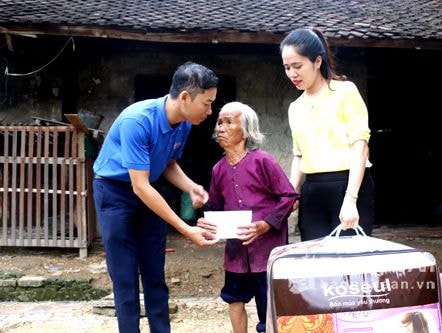 Tặng quà cho gia đình nghèo và trẻ em có hoàn cảnh đặc biệt khó khăn