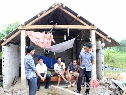 Trao tặng nhà tình nghĩa cho 2 hộ nghèo