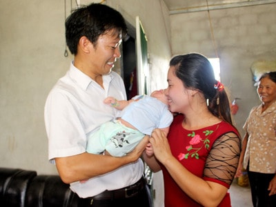 Cháu bé 2 tháng tuổi bị bỏ rơi đã chính thức có bố mẹ nuôi