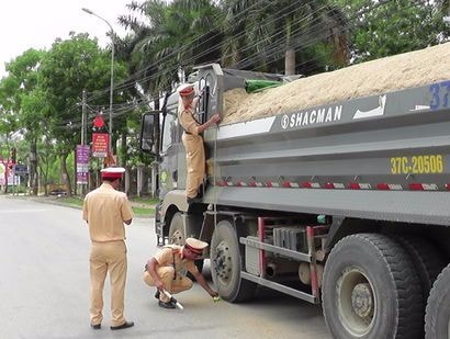 Phát hiện 28 trường hợp chở hàng quá tải trọng cho phép trên Quốc lộ 7