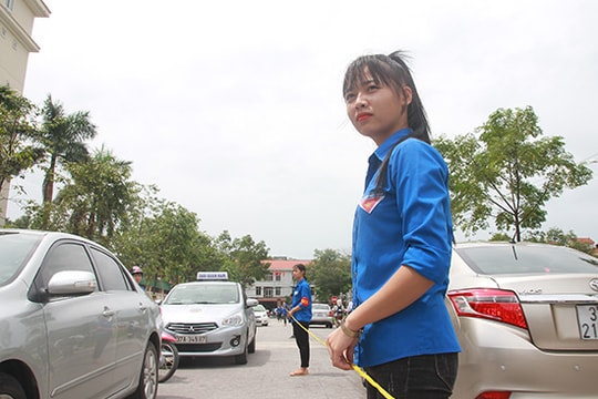 Sinh viên tình nguyện giải tỏa các điểm ách tắc giao thông