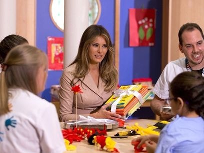 Sách Melania Trump tặng cho thư viện trường Mỹ gây tranh cãi
