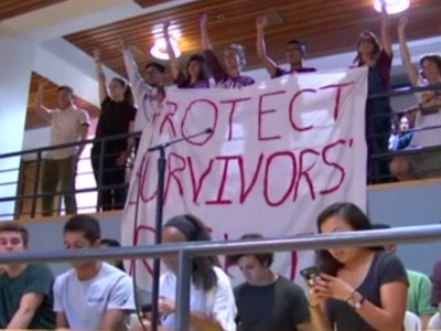 Sinh viên Harvard biểu tình phản đối Bộ trưởng Giáo dục Mỹ