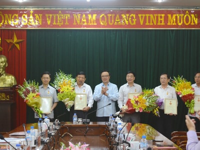 Lãnh đạo tỉnh Nghệ An nhận Kỷ niệm chương 'Vì sự nghiệp đối ngoại Đảng'