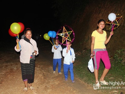 Trẻ em Hữu Khuông vượt lòng hồ đón Trung thu sớm