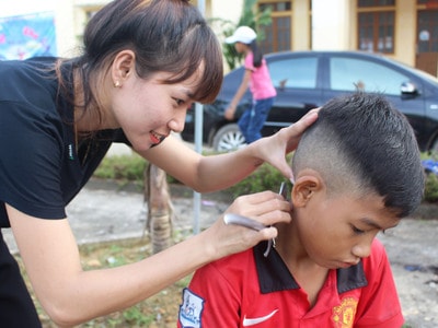 Cắt tóc miễn phí cho trẻ em nghèo vùng tái định cư