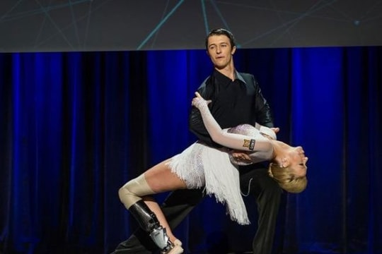 Công nghệ giúp người mất chân khiêu vũ và bơi như cá