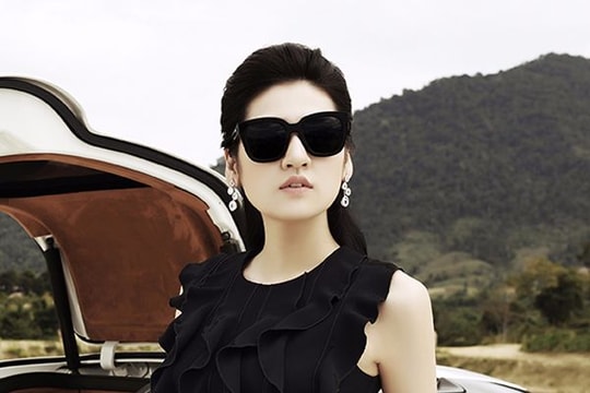 Á hậu Tú Anh duyên dáng với váy áo đen, trắng