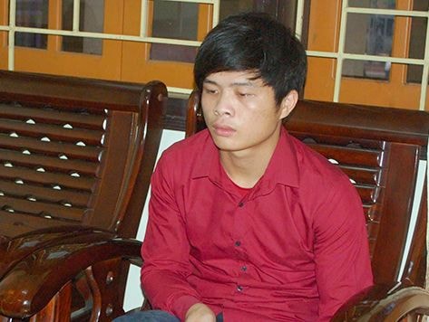 Tên trộm nấp dưới gầm giường sát hại chủ nhà