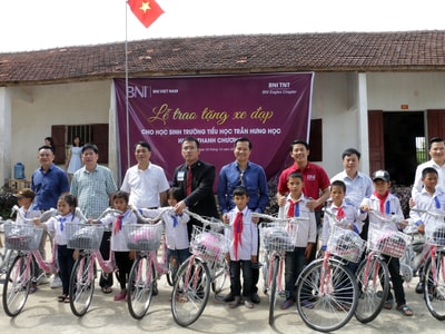 Trao tặng 30 xe đạp cho học sinh huyện Thanh Chương