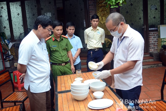 Nhà hàng gà nổi tiếng ở Vinh bị phạt vì mất vệ sinh thực phẩm